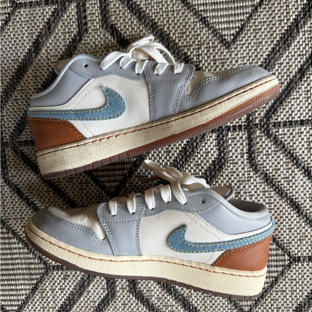 Nike Air Jordan 1 Low-Top Sneakers in White,‎ Light Blue & Brown Women 6.5 - Picture 2 of 7